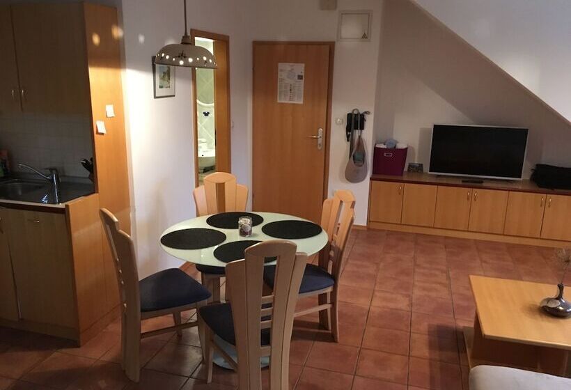 پانسیون Glamping Houses J Max