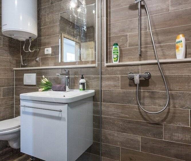 پانسیون Apinelo Port Rooms