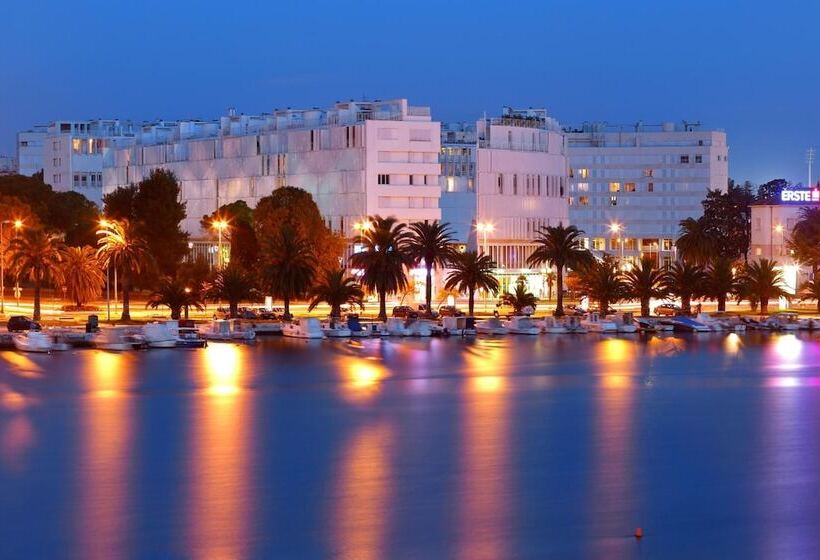 Пансион Gallery Rooms With Parking