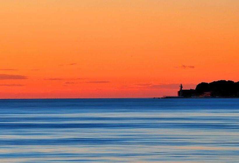 Пансион Gallery Rooms With Parking