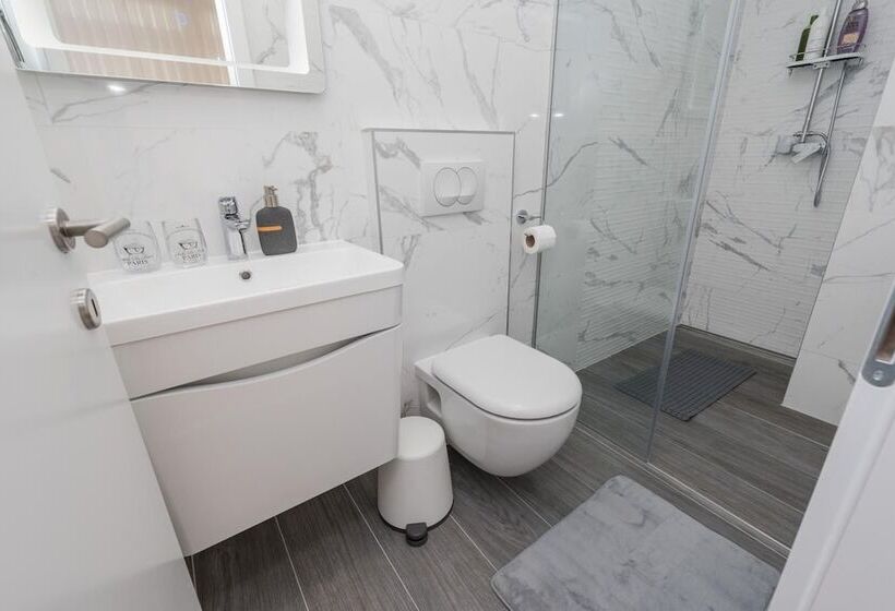 Пансион Gallery Rooms With Parking