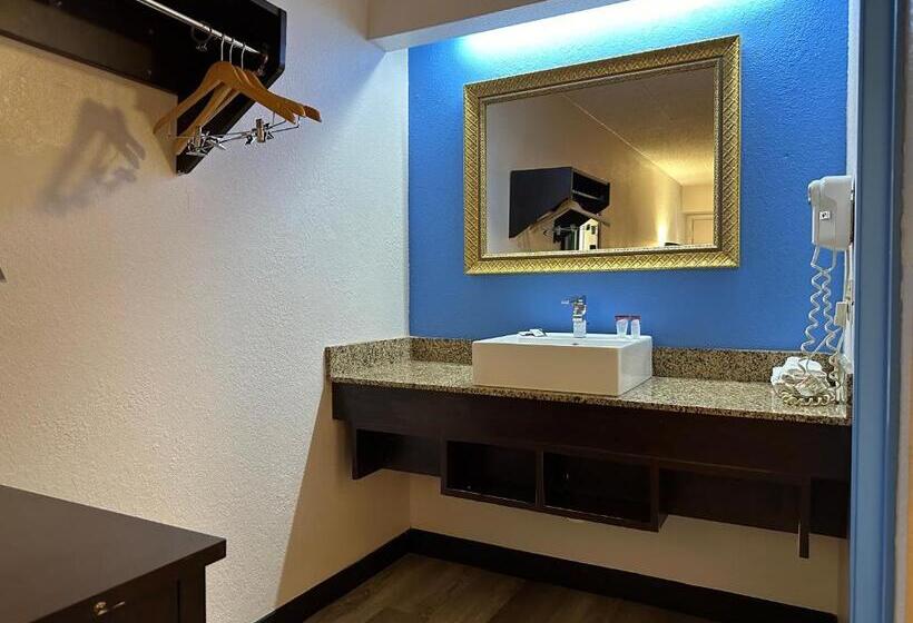 Отель American Inn & Suites Bishop Airport Flint