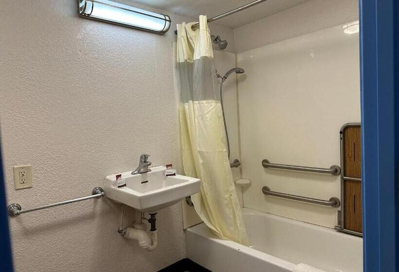 Отель American Inn & Suites Bishop Airport Flint