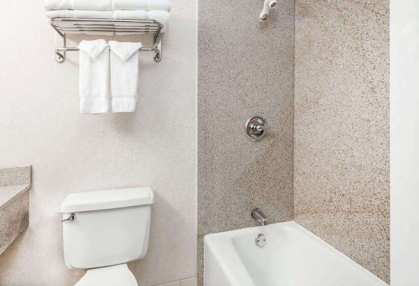 בית מלון כפרי Baymont By Wyndham Queensbury/lake George