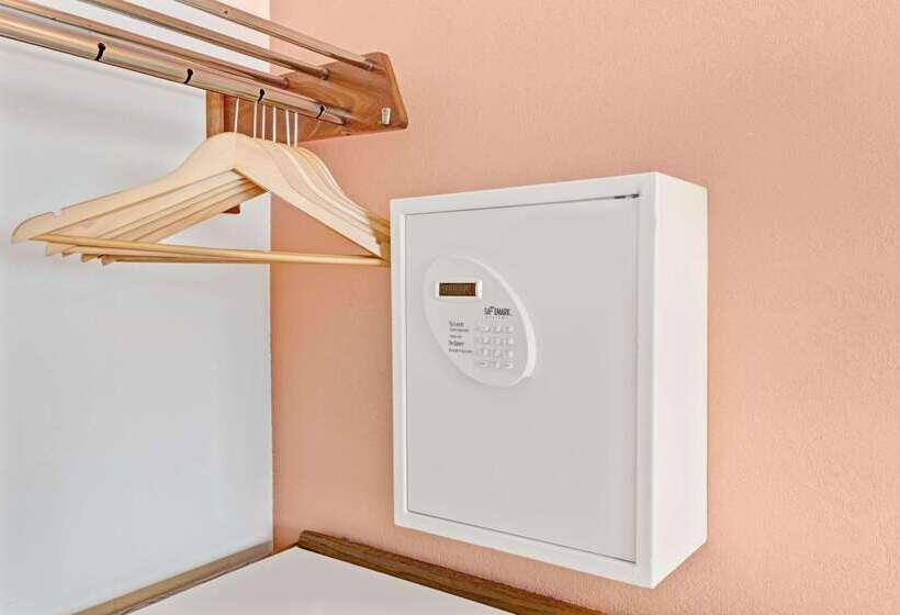 Отель Days Inn By Wyndham Overland Park/metcalf/convention Center