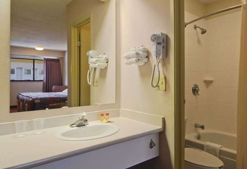 Отель Days Inn By Wyndham Overland Park/metcalf/convention Center