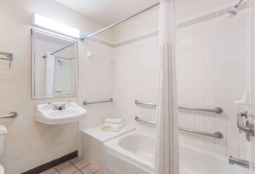 בית מלון כפרי Days Inn By Wyndham Sarasota I75