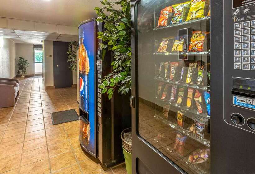 Отель Econo Lodge Inn & Suites