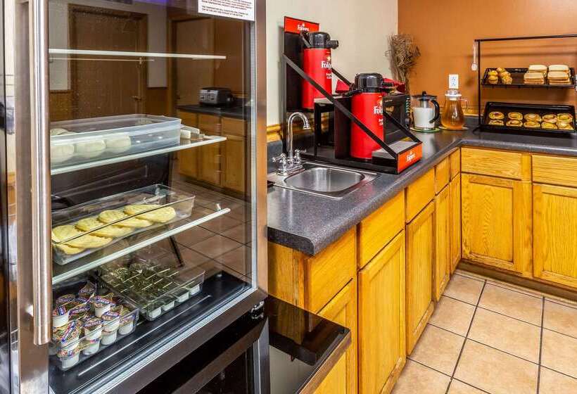 Отель Econo Lodge Inn & Suites