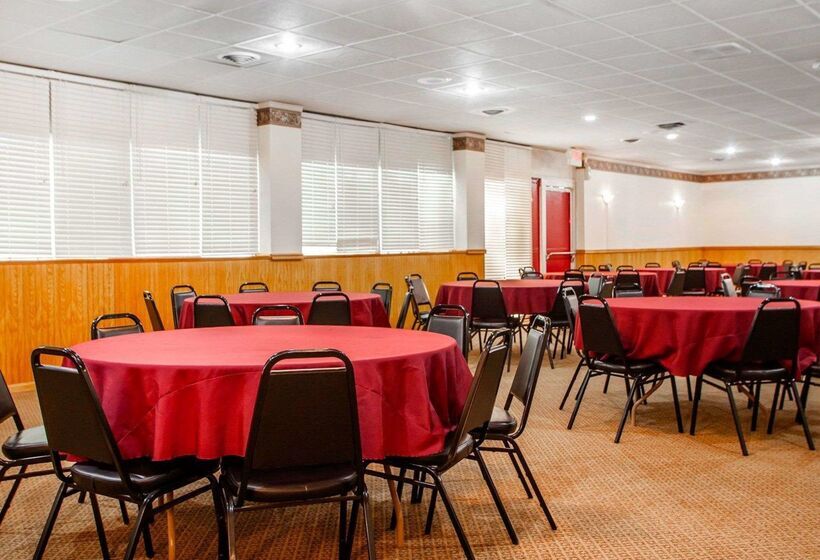 Отель Econo Lodge Inn & Suites