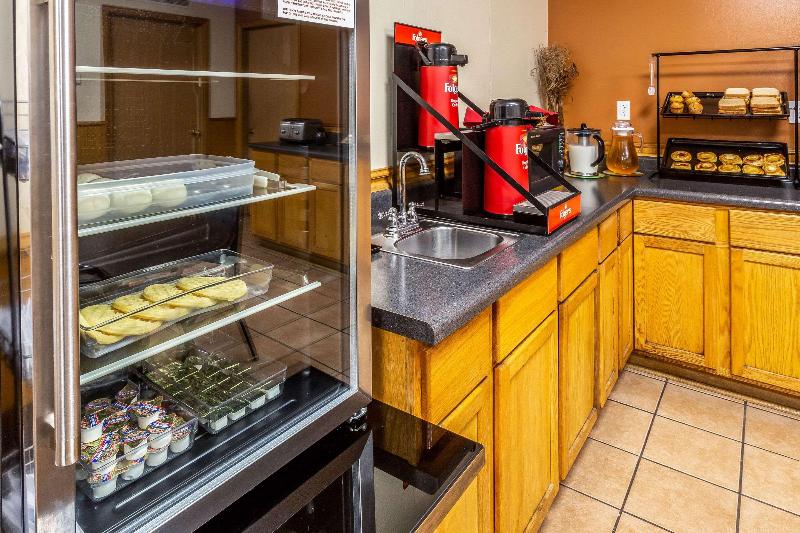 Отель Econo Lodge Inn & Suites