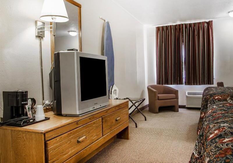 Отель Econo Lodge Inn & Suites