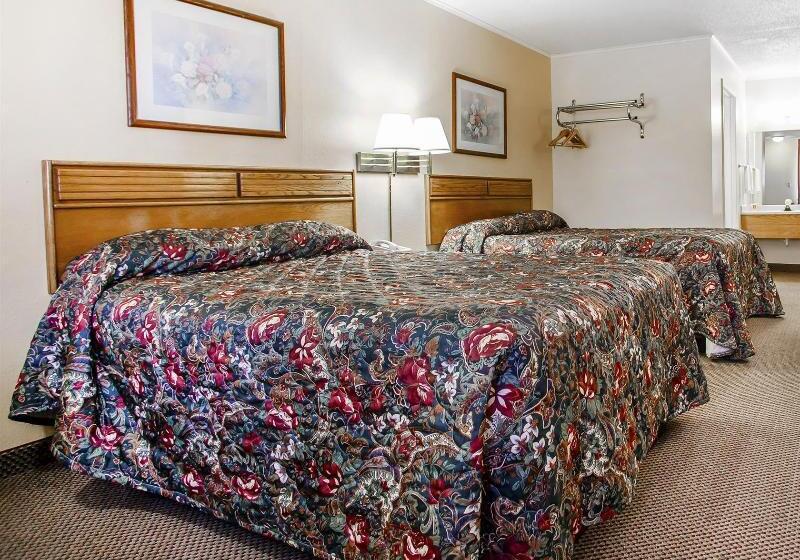 Отель Econo Lodge Inn & Suites