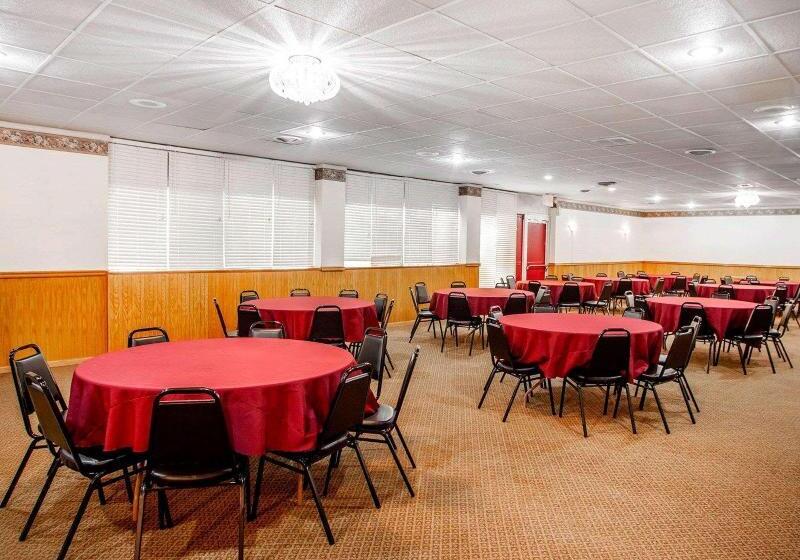 Отель Econo Lodge Inn & Suites