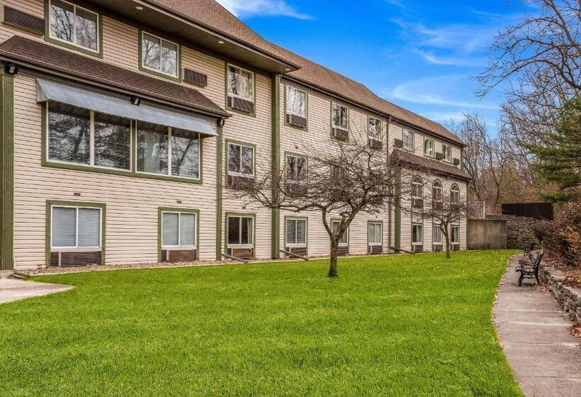 호텔 Econo Lodge Whitehall Near Michigan S Adventure