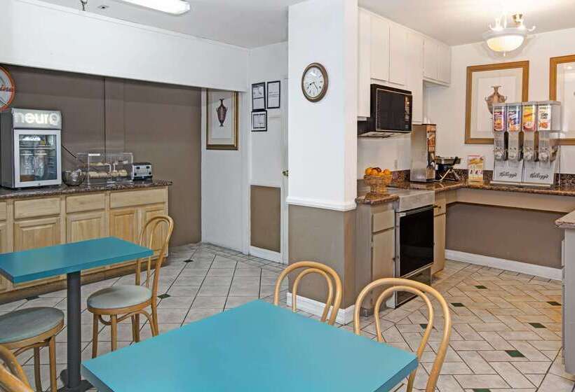 فندق Howard Johnson By Wyndham Torrance