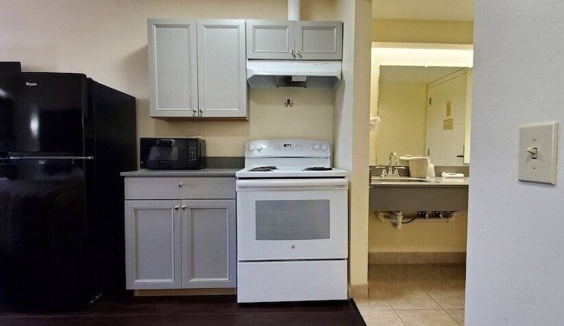 酒店 Plano Inn & Suites