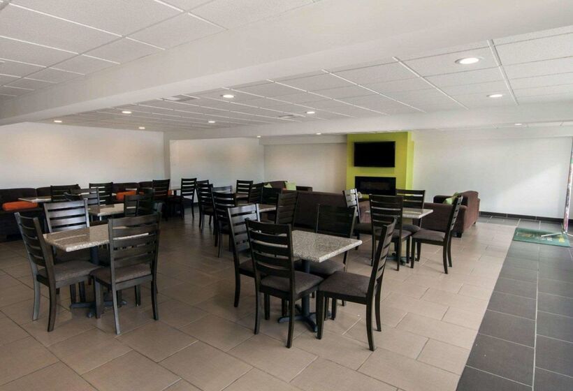 호텔 Quality Inn & Suites Airport