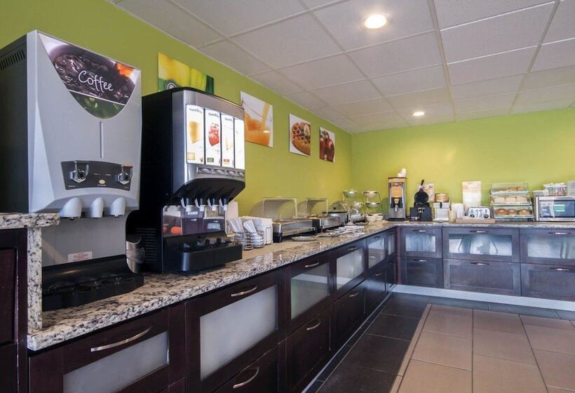 호텔 Quality Inn & Suites Airport