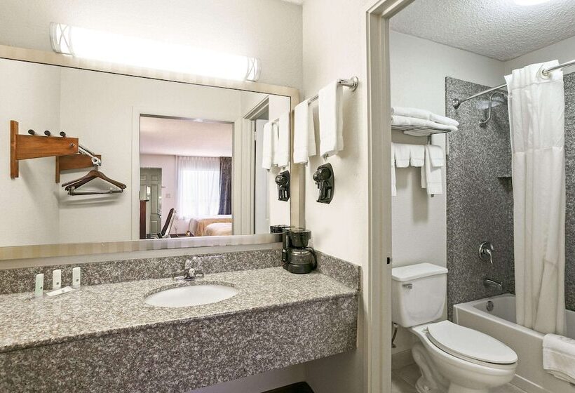 فندق Quality Inn & Suites Near Lake Eufaula