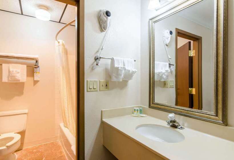 Отель Quality Inn & Suites Salina