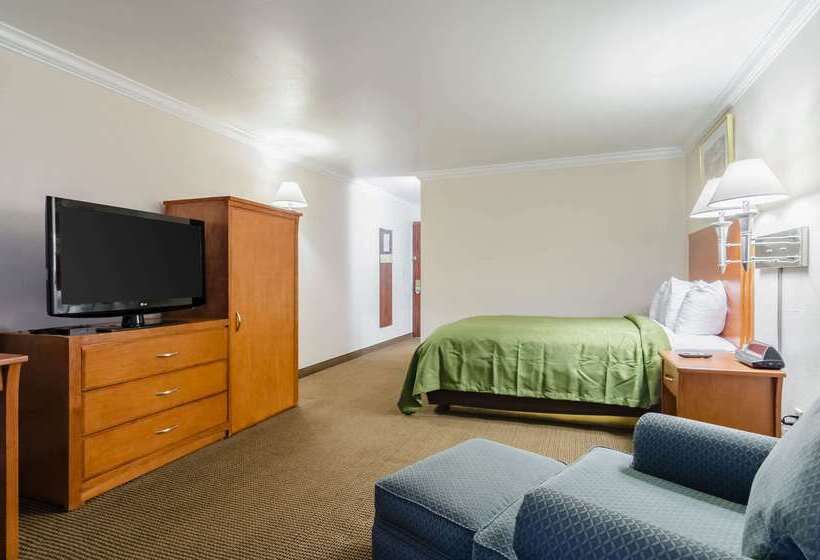 Отель Quality Inn & Suites Salina