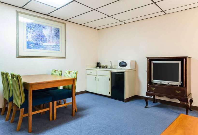 Отель Quality Inn & Suites Salina