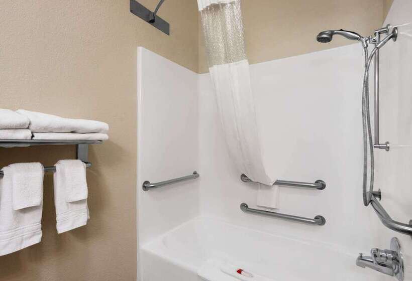 Отель Ramada By Wyndham Elizabethtown