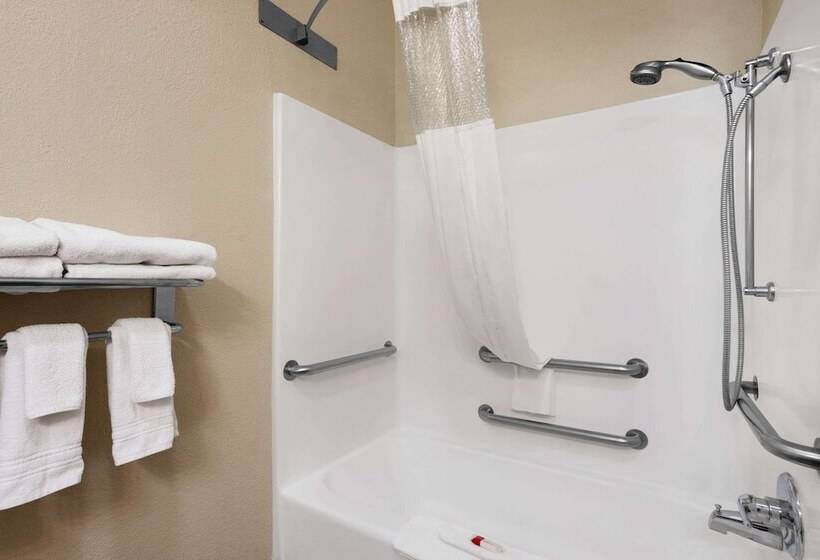 Отель Ramada By Wyndham Elizabethtown