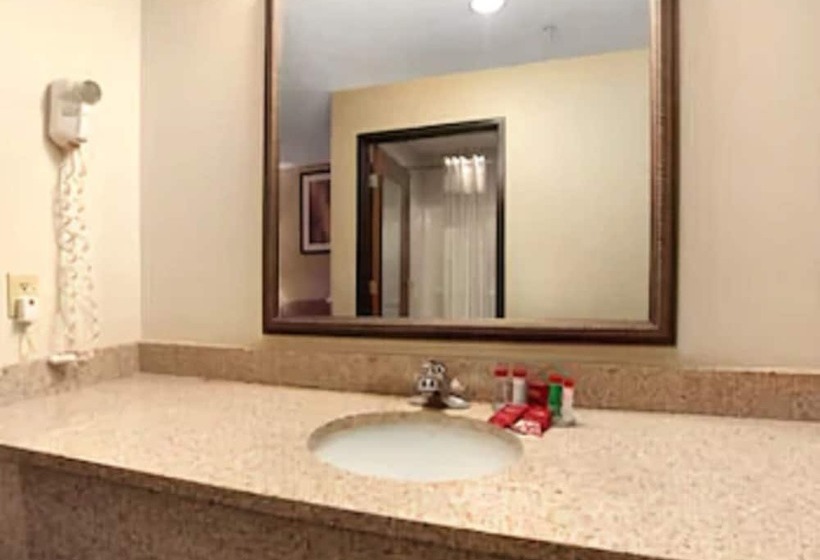 Отель Ramada By Wyndham Elizabethtown