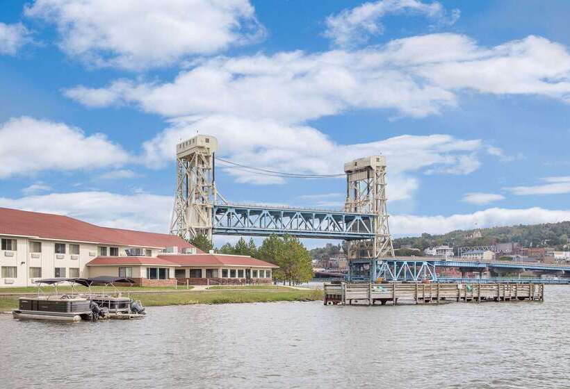 酒店 Ramada By Wyndham Hancock Waterfront