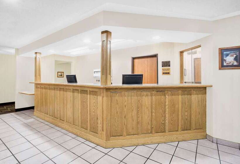 酒店 Ramada By Wyndham Hancock Waterfront