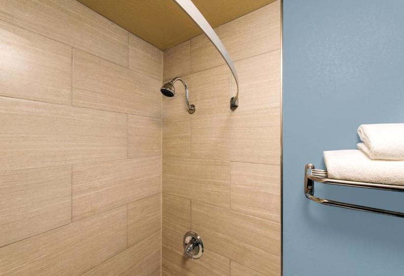 هتل Ramada By Wyndham Louisville North