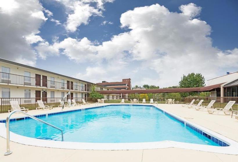 هتل Ramada By Wyndham Louisville North