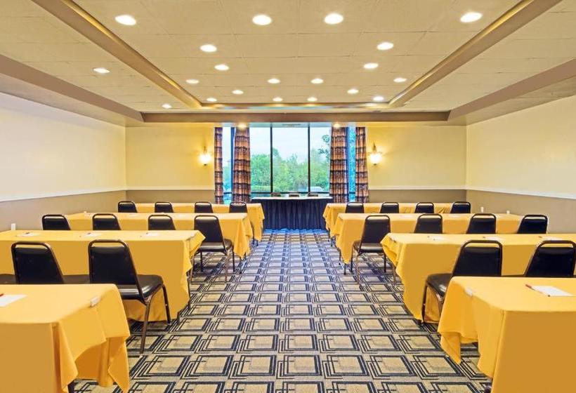 هتل Ramada By Wyndham Louisville North