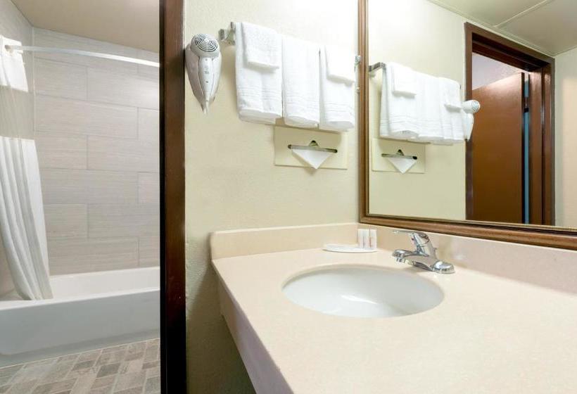 هتل Ramada By Wyndham Louisville North