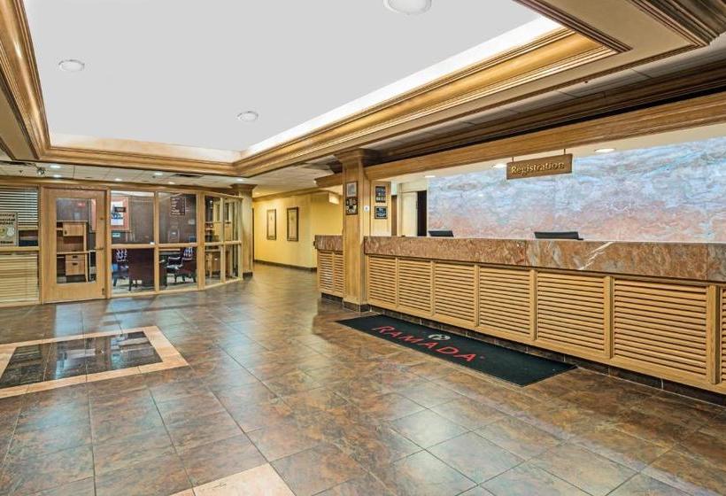 هتل Ramada By Wyndham Louisville North