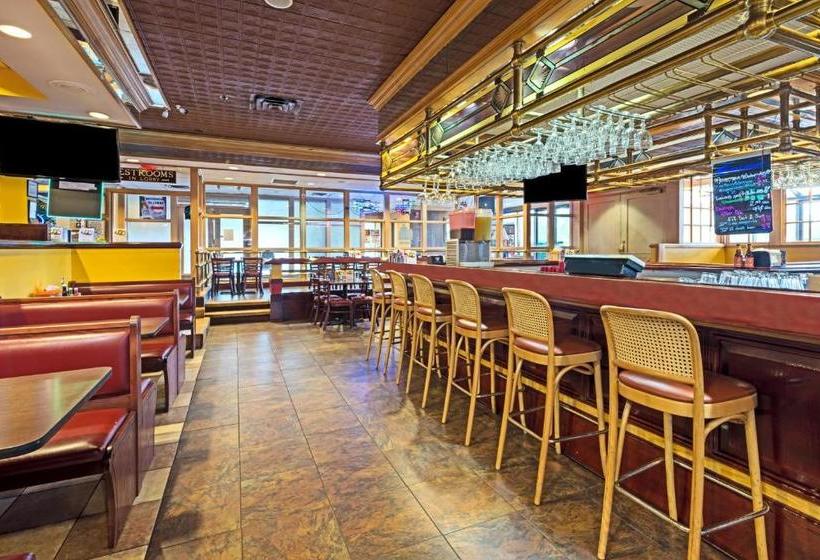 هتل Ramada By Wyndham Louisville North