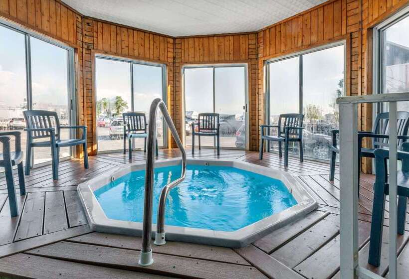 בית מלון כפרי Ramada By Wyndham Mackinaw City Waterfront