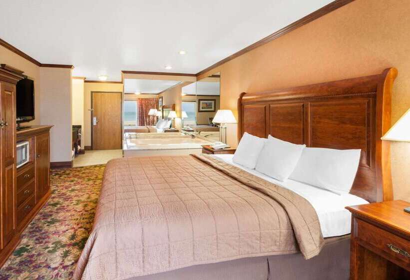 בית מלון כפרי Ramada By Wyndham Mackinaw City Waterfront