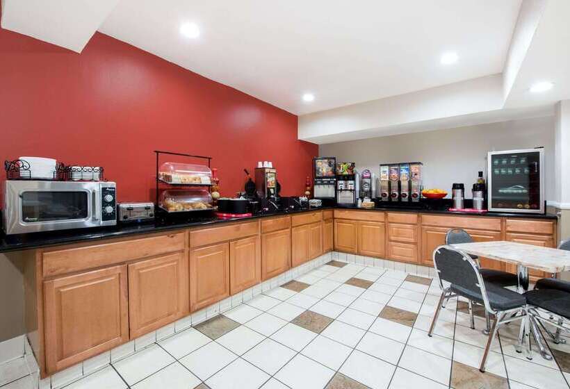 Отель Ramada By Wyndham San Diego Airport