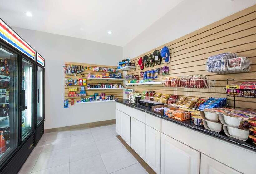 Отель Ramada By Wyndham San Diego Airport