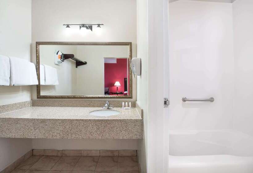 Отель Ramada By Wyndham San Diego Airport