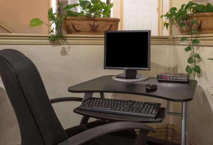 Отель Ramada By Wyndham San Diego Airport