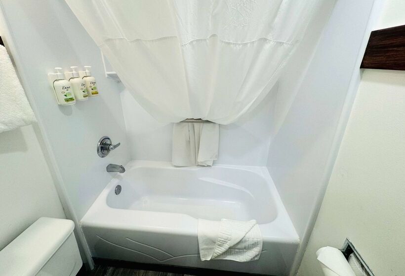 Отель Ramada By Wyndham San Diego Airport