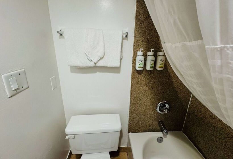 Отель Ramada By Wyndham San Diego Airport