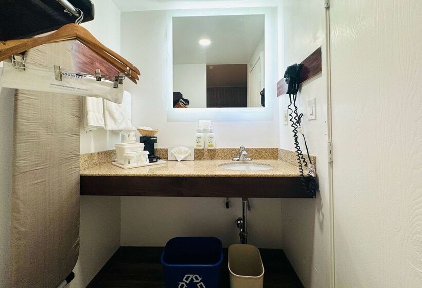 Отель Ramada By Wyndham San Diego Airport