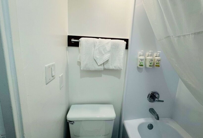 Отель Ramada By Wyndham San Diego Airport