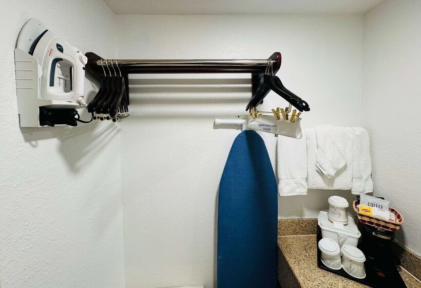 Отель Ramada By Wyndham San Diego Airport