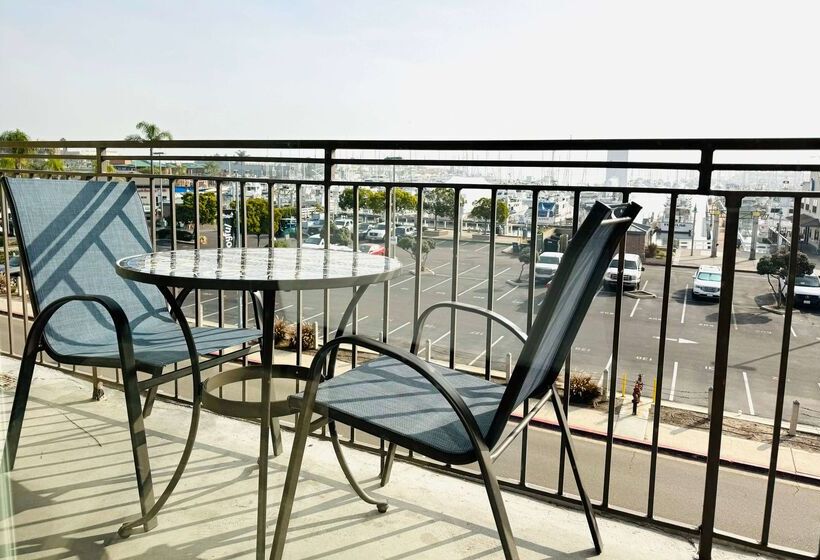 Отель Ramada By Wyndham San Diego Airport